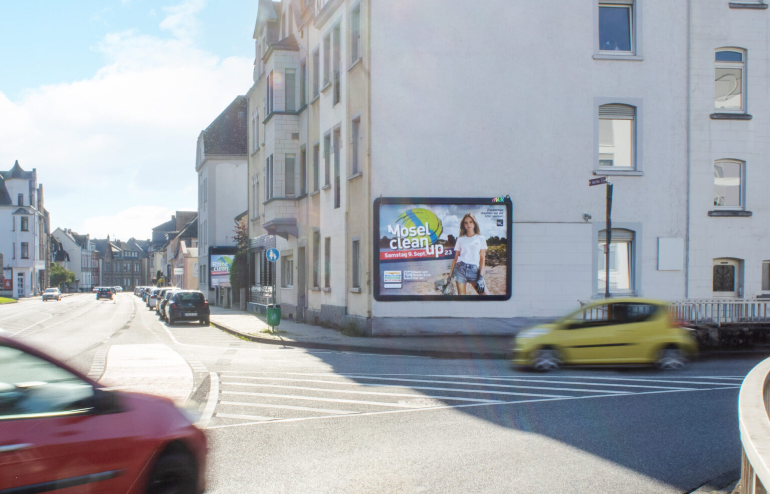 Plakatwerbung an einer Hausfassade zur Generierung passiver Einnahmen.